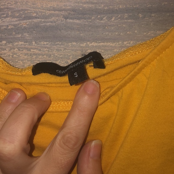 Small Ambiance Cropped Top - Picture 4 of 5